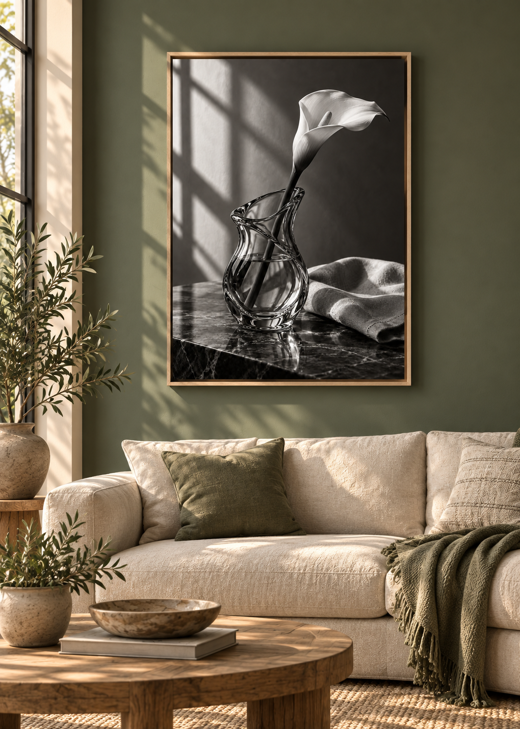 Calla-Lilie und Leinen im Fensterlicht – Schwarz-Weiß-Wandbild als Produktansicht.