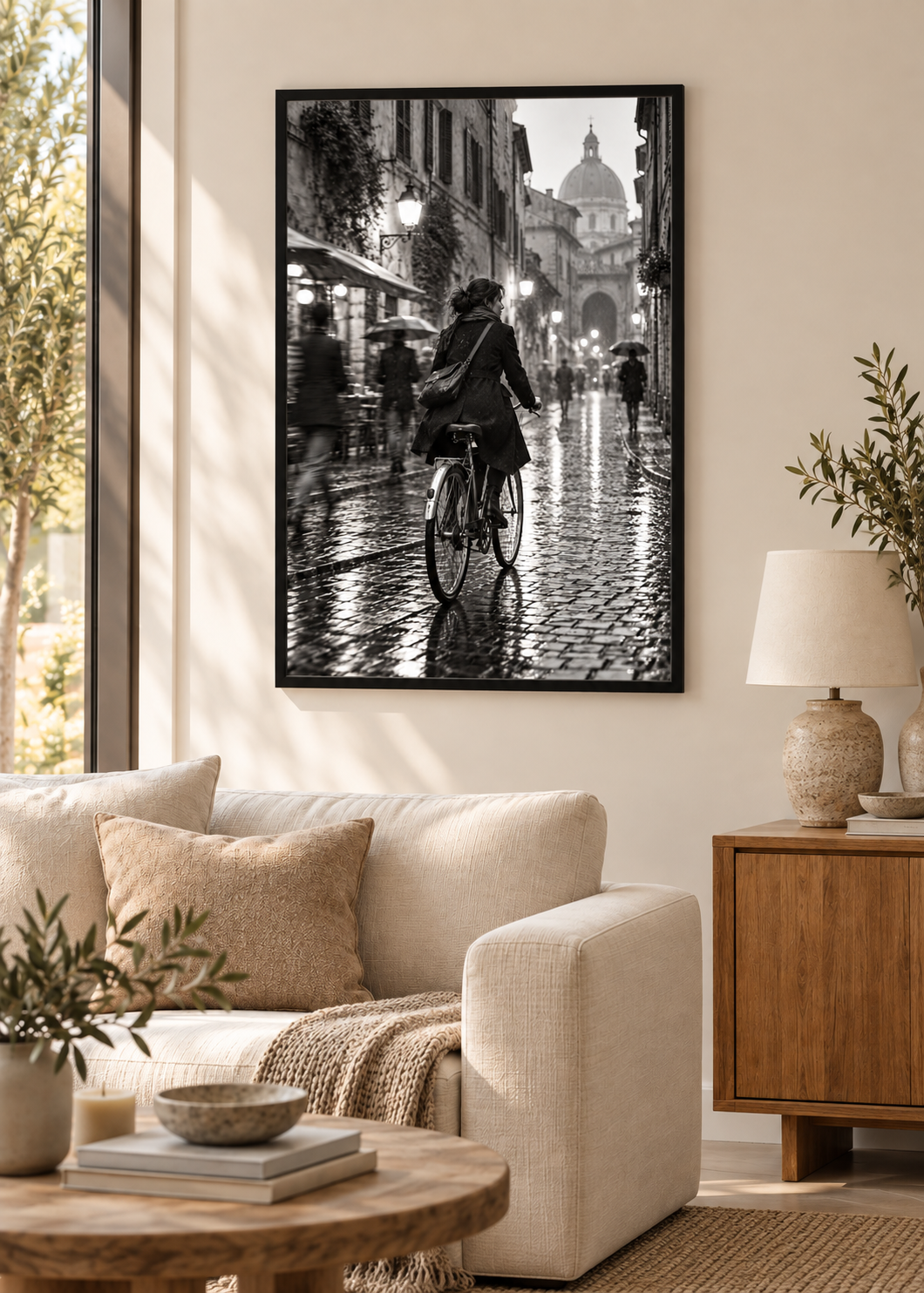 Fahrrad durch nasse Gassen – Schwarz-Weiß-Wandbild als Produktansicht.