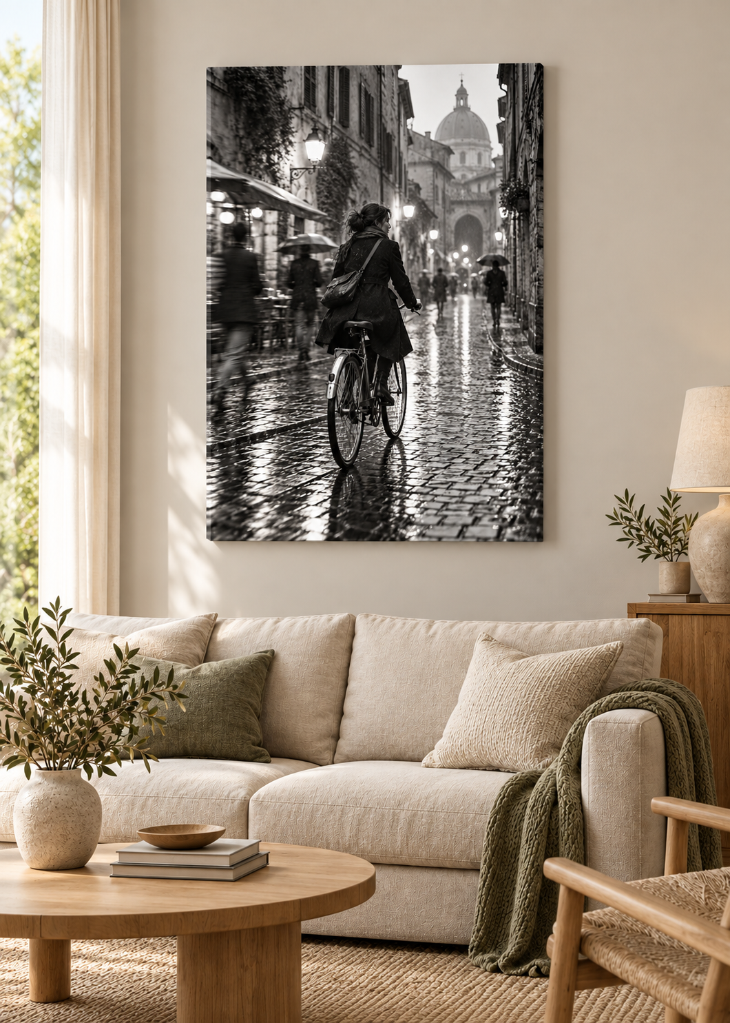 Fahrrad durch nasse Gassen – Schwarz-Weiß-Wandbild als Produktansicht.