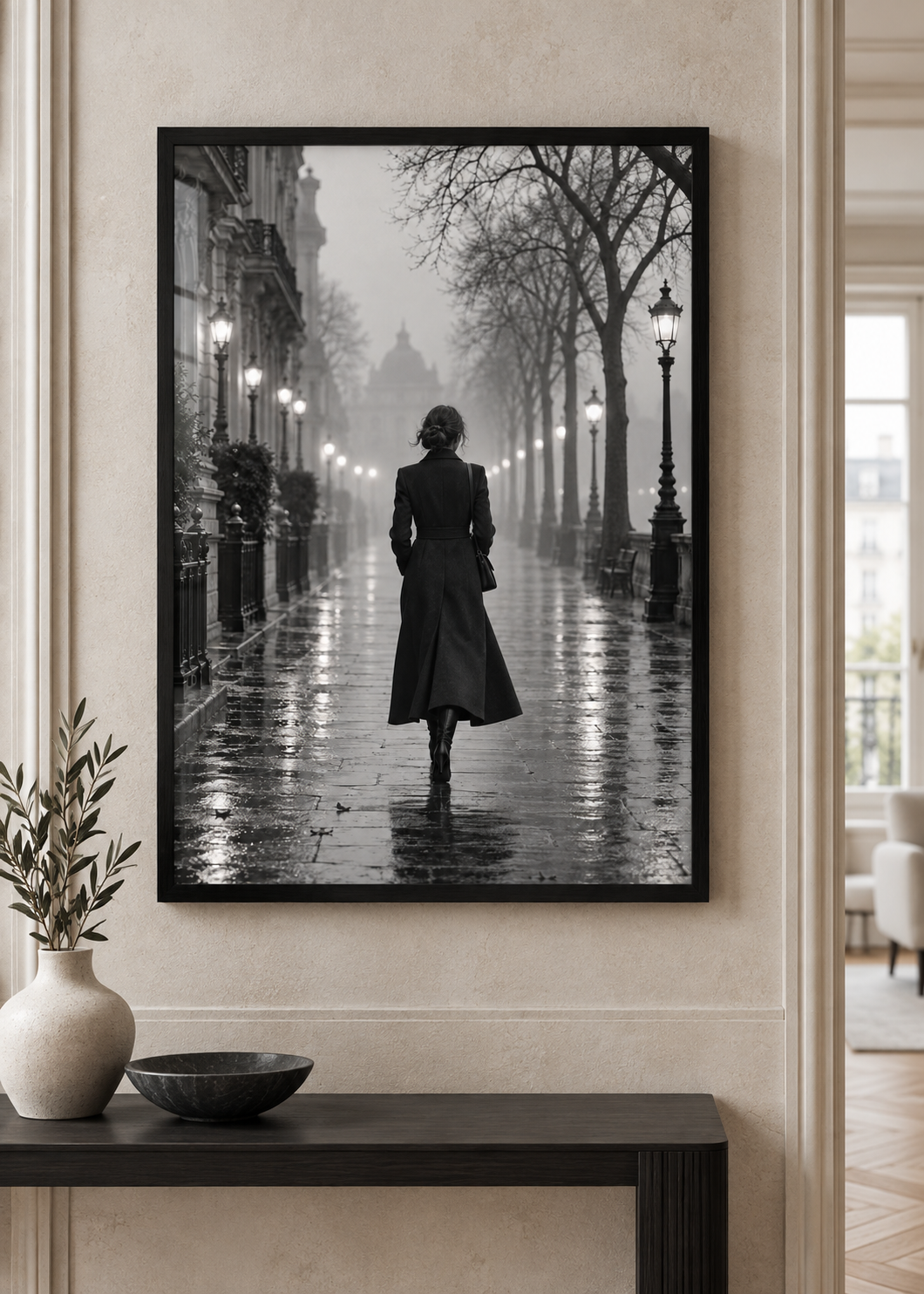 Eleganter Gang durch den Stadtnebel – Schwarzer Holzrahmen Mockup, 1060 × 1484 px.