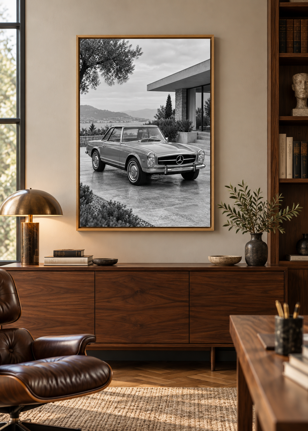 Mercedes 230 SL Pagode vor Villa – Schwarz-Weiß-Wandbild als Produktansicht.
