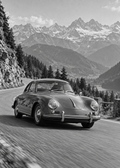 Porsche 356 auf kurviger Alpenstraße – Schwarz-Weiß-Wandbild.