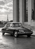 Citroën DS 19 vor Pariser Moderne – Schwarz-Weiß-Wandbild.