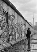 Stille an der Berliner Mauer – Schwarz-Weiß-Wandbild.
