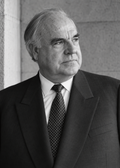 Nachdenkliches Schwarzweißporträt von Helmut Kohl – Schwarz-Weiß-Wandbild.