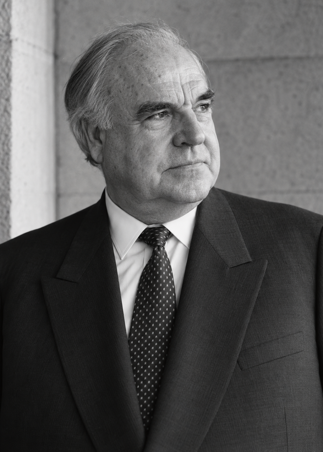 Nachdenkliches Schwarzweißporträt von Helmut Kohl – Schwarz-Weiß-Wandbild.