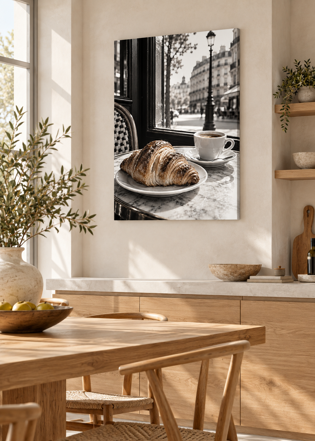 Croissant und Espresso am Pariser Fenster – Schwarz-Weiß-Wandbild als Produktansicht.