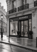 Hermès Paris im stillen Morgenlicht – Schwarz-Weiß-Wandbild.