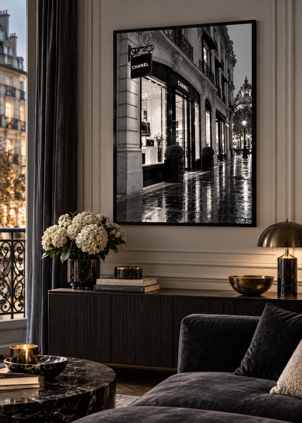Pariser Chanel-Boutique im Regen – Schwarz-Weiß-Wandbild als Produktansicht.