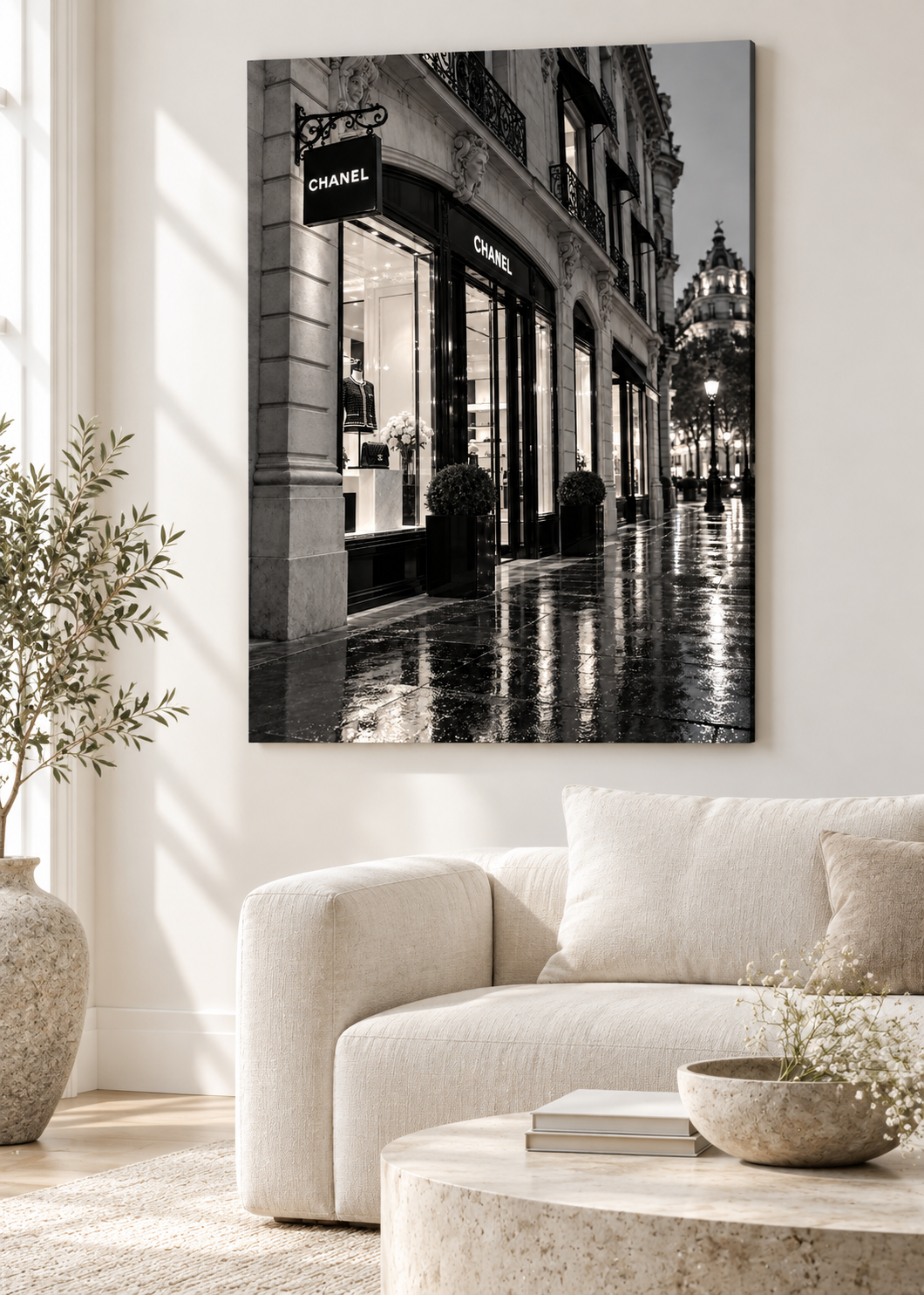 Pariser Chanel-Boutique im Regen – Schwarz-Weiß-Wandbild als Produktansicht.