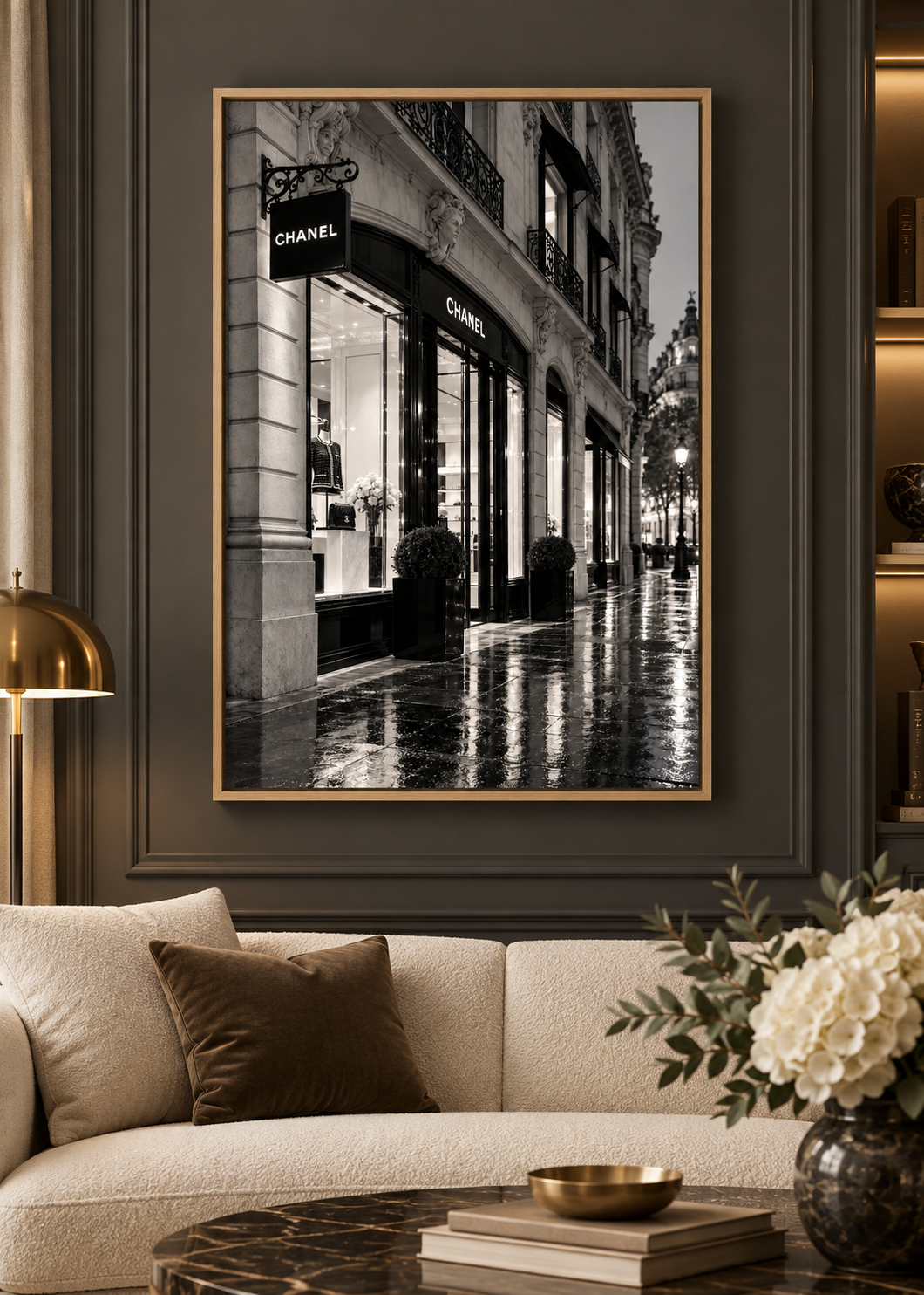 Pariser Chanel-Boutique im Regen – Schwarz-Weiß-Wandbild als Produktansicht.