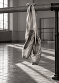 Getragene Spitzenschuhe an der Ballettstange – Schwarz-Weiß-Wandbild.