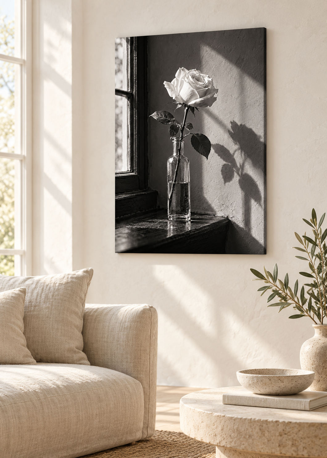 Weiße Rose im Fensterlicht – Schwarz-Weiß-Wandbild als Produktansicht.