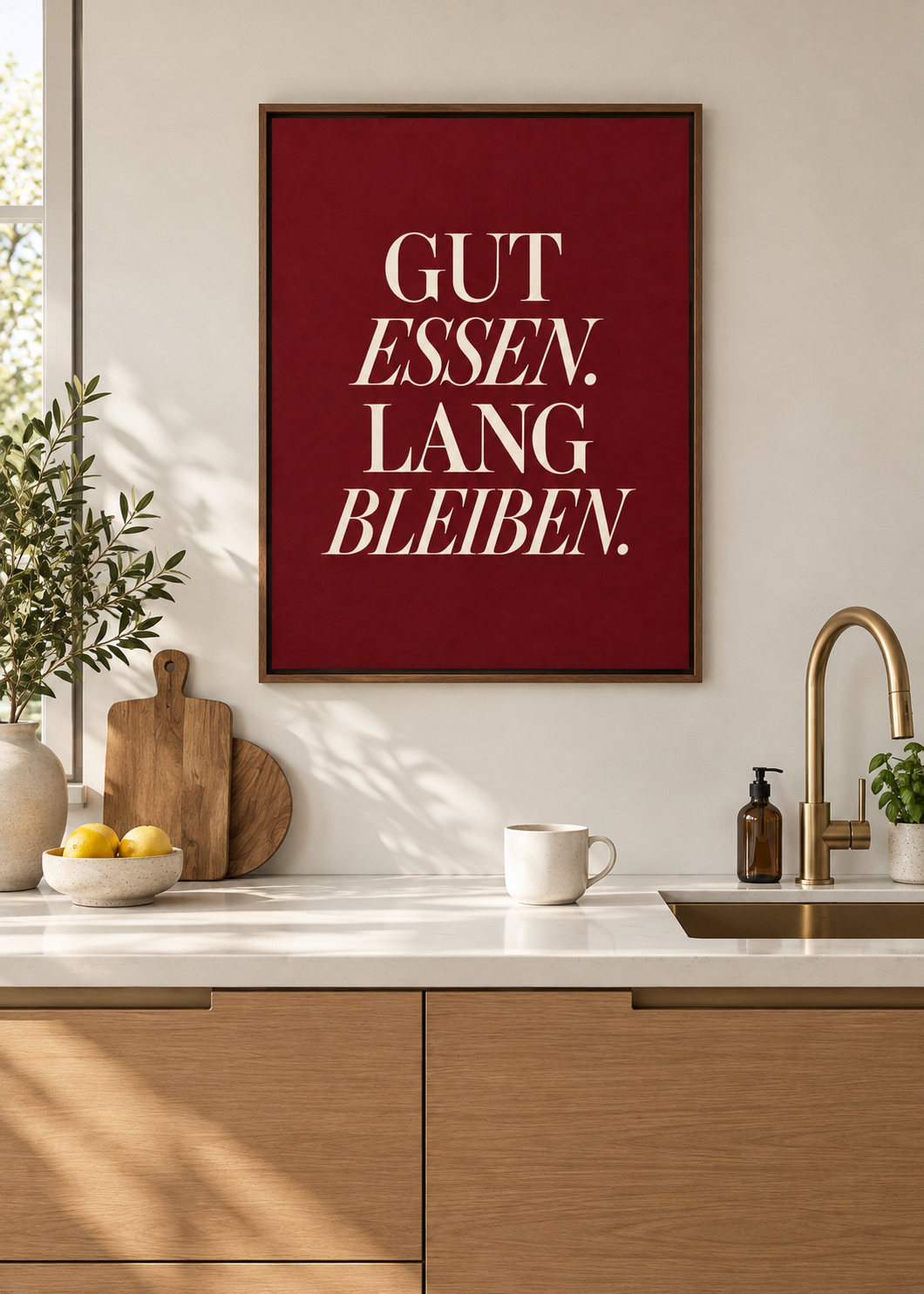 Gut essen. Lang bleiben. – brauner Schattenfugenrahmen in moderner Küche