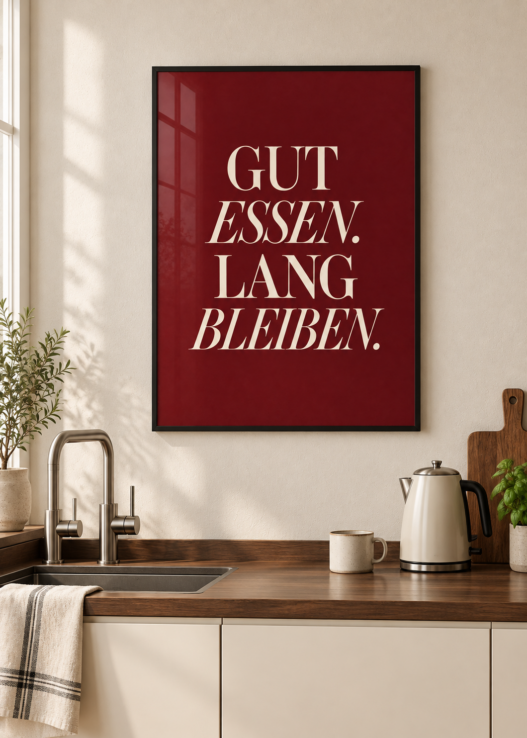 Gut essen. Lang bleiben. – schwarzer Rahmen mit Glas in moderner Küche