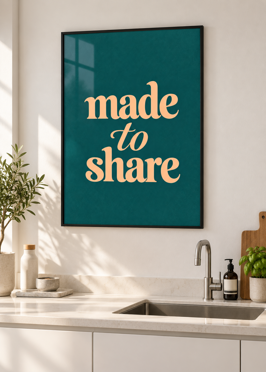 Made to Share – schwarzer Metallrahmen mit Glas in moderner Küche