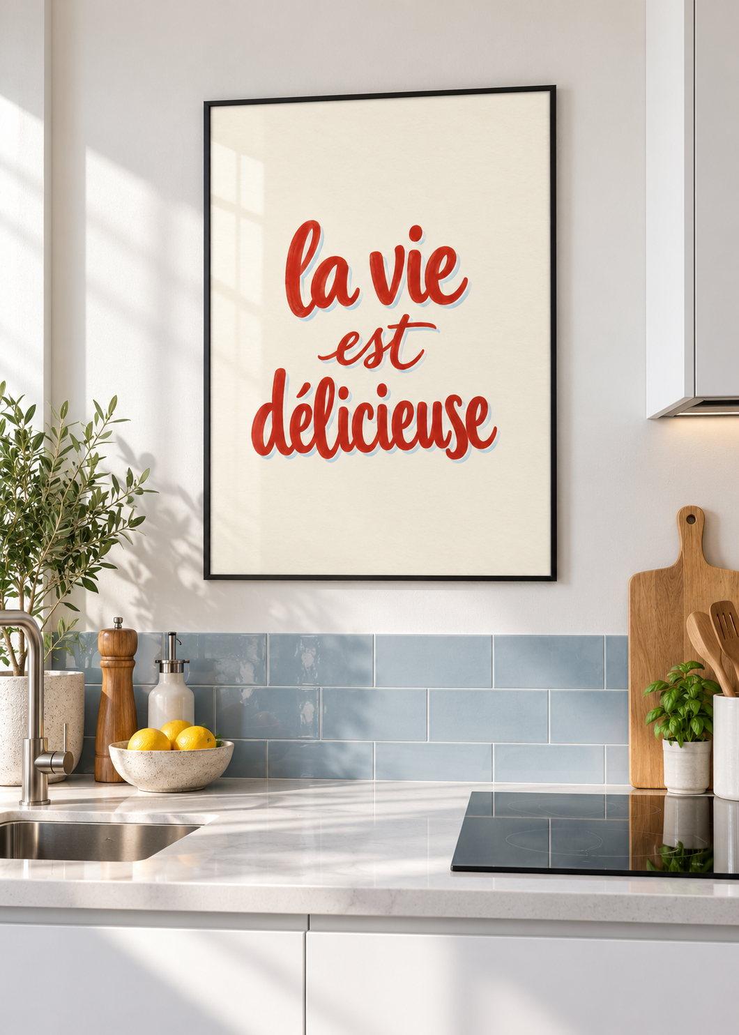 La Vie Est Délicieuse – schwarzer Metallrahmen mit Glas in moderner Küche
