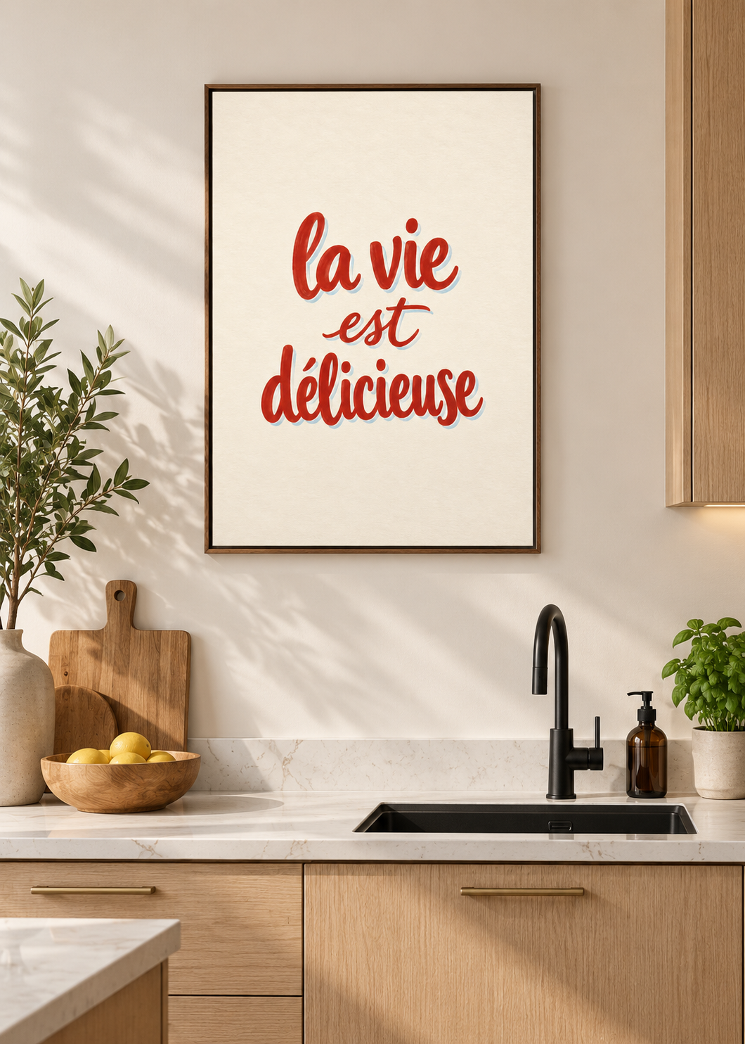 La Vie Est Délicieuse – brauner Schattenfugenrahmen ohne Glas in moderner Küche