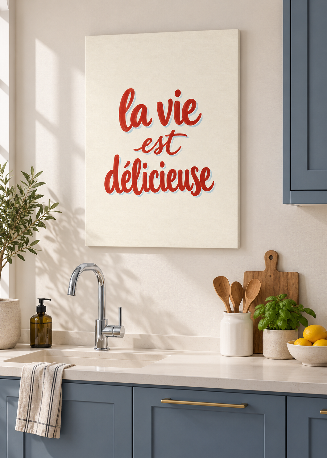 La Vie Est Délicieuse – ungerahmte matte Leinwand in moderner Küche