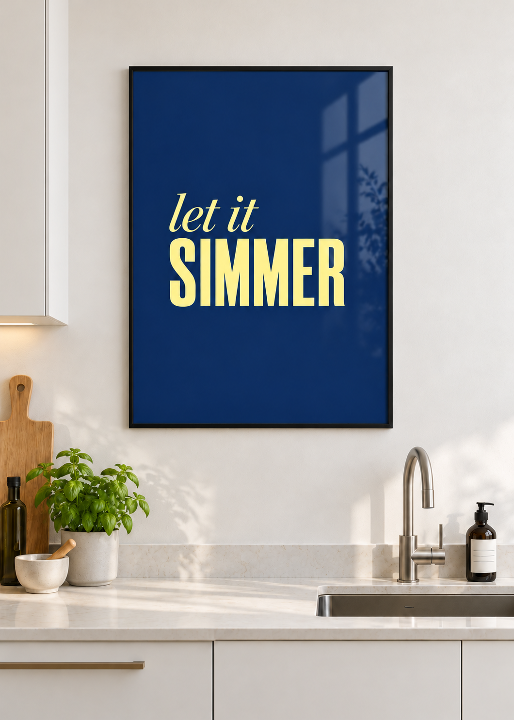 Let It Simmer – schwarzer Metallrahmen mit Glas in moderner Küche