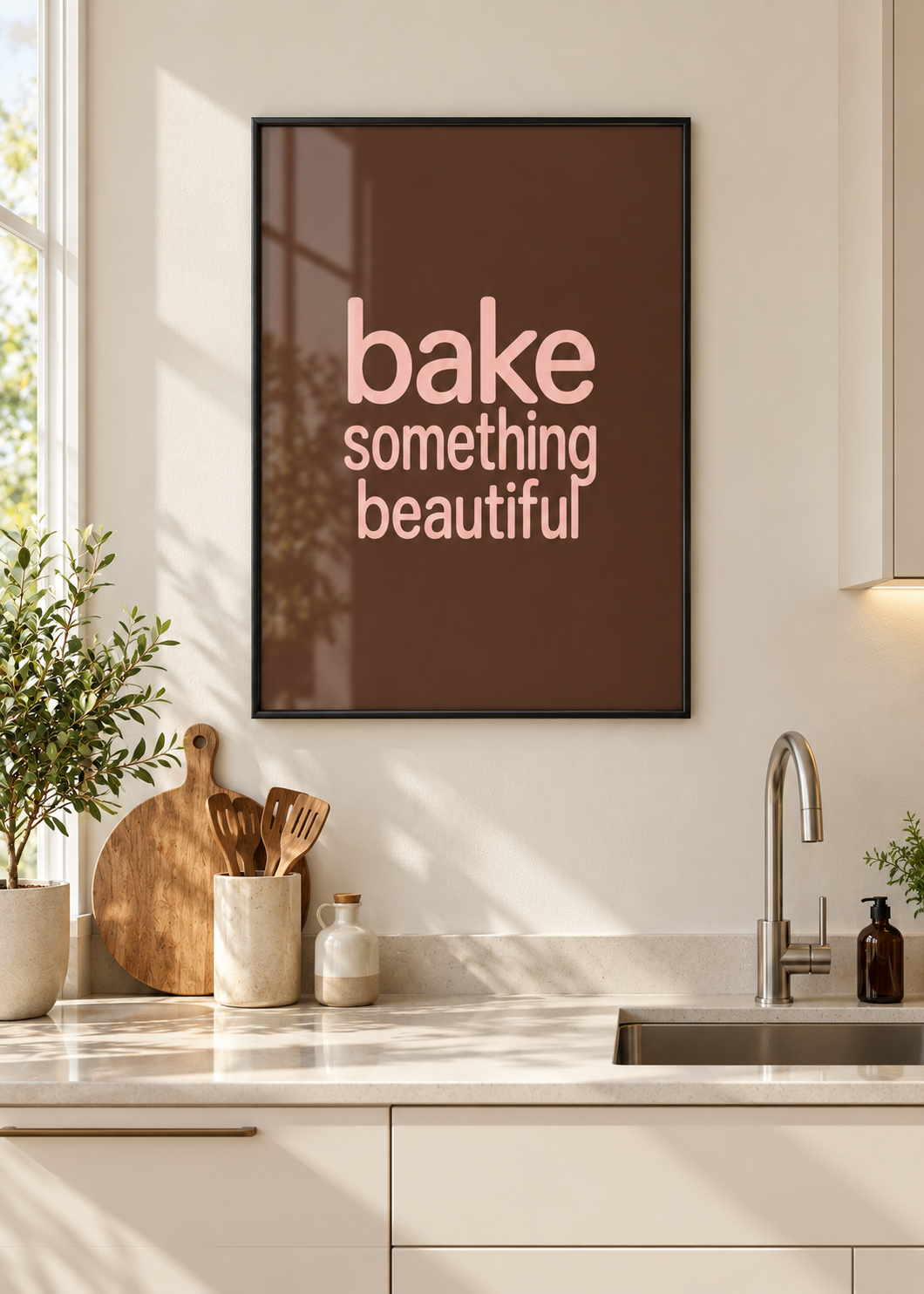 Bake Something Beautiful – Poster mit dünnem schwarzem Rahmen und Glas in moderner Küche