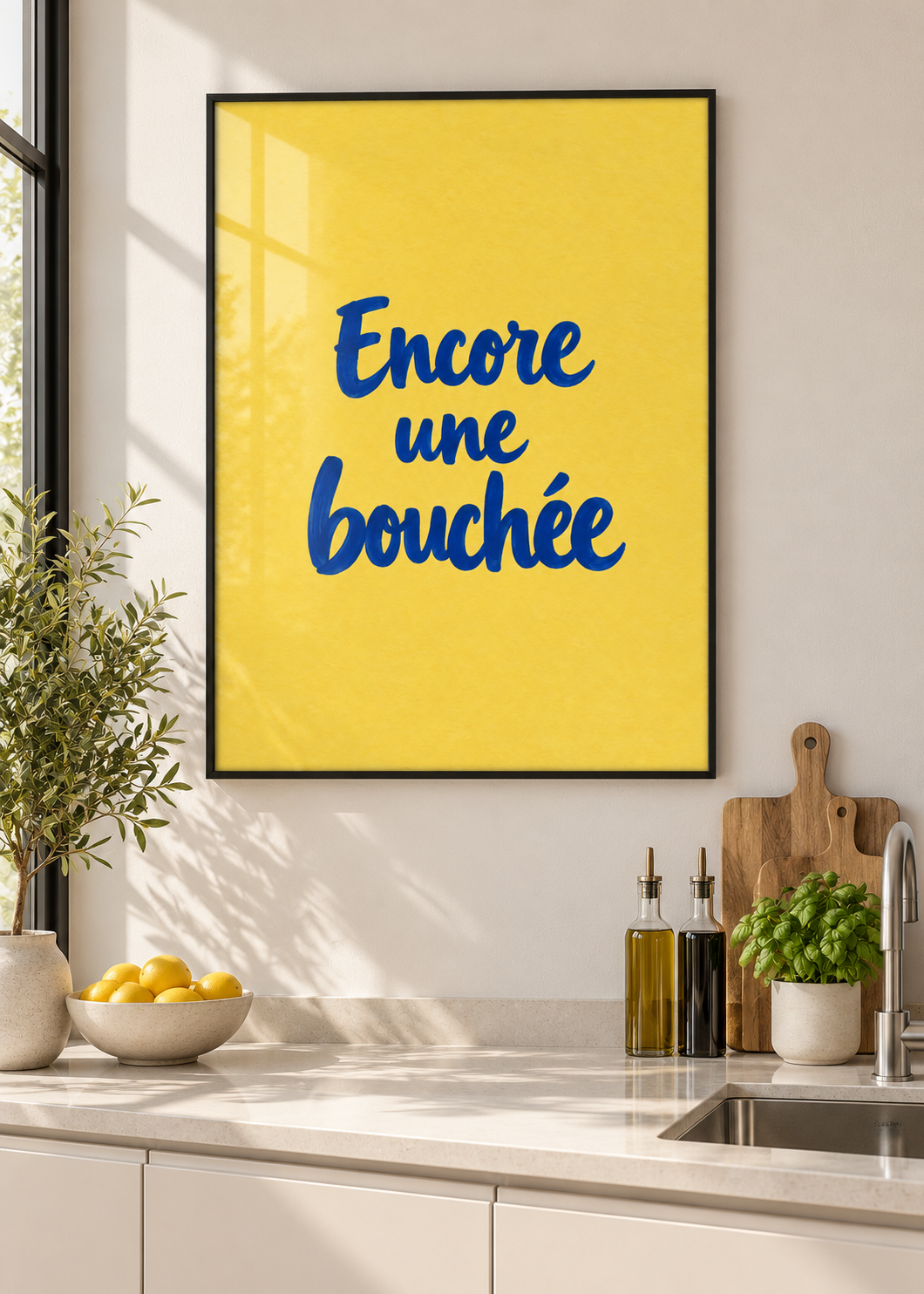 Encore une Bouchée – Poster mit dünnem schwarzem Rahmen und Glas in moderner Küche
