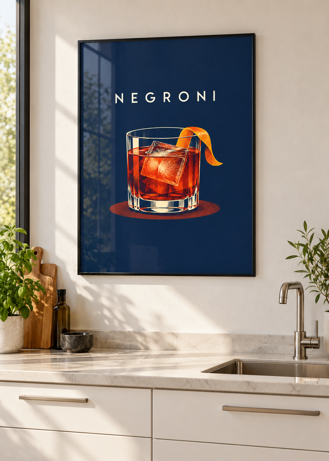 Negroni – Poster mit dünnem schwarzem Rahmen und Glas in moderner Küche