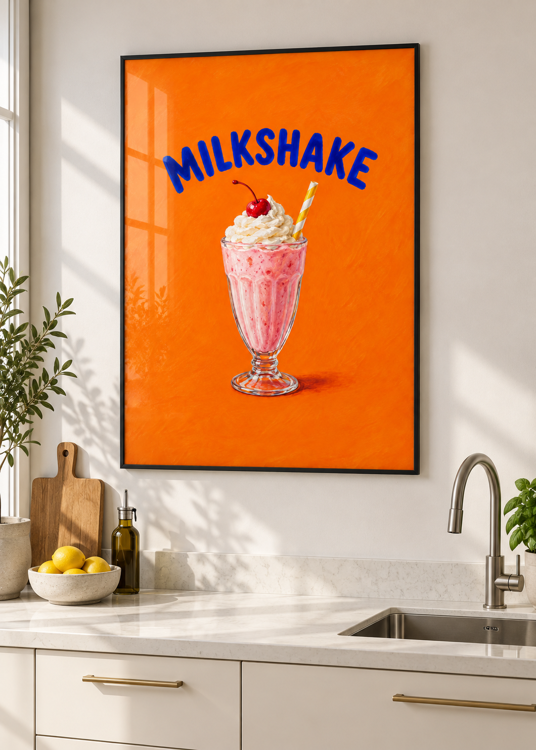 Milkshake – Poster mit dünnem schwarzem Rahmen und Glas in moderner Küche