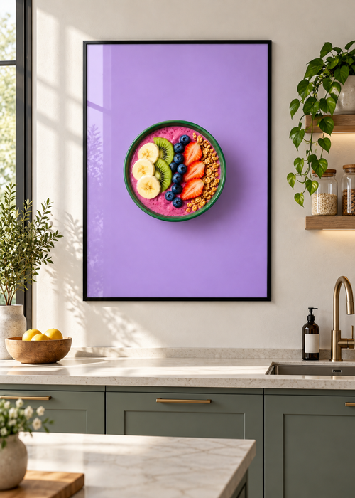 Beeren-Smoothie-Bowl im dünnen schwarzen Posterrahmen mit Glas
