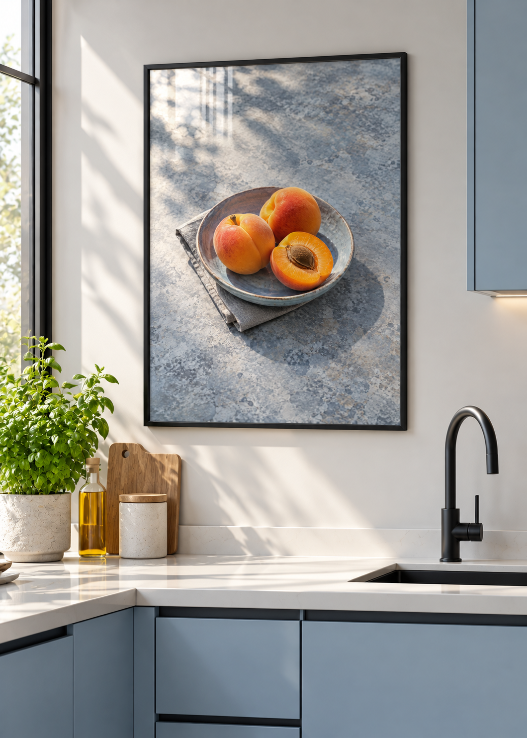 Aprikosen – Poster mit schwarzem Rahmen und Glas in moderner Küche