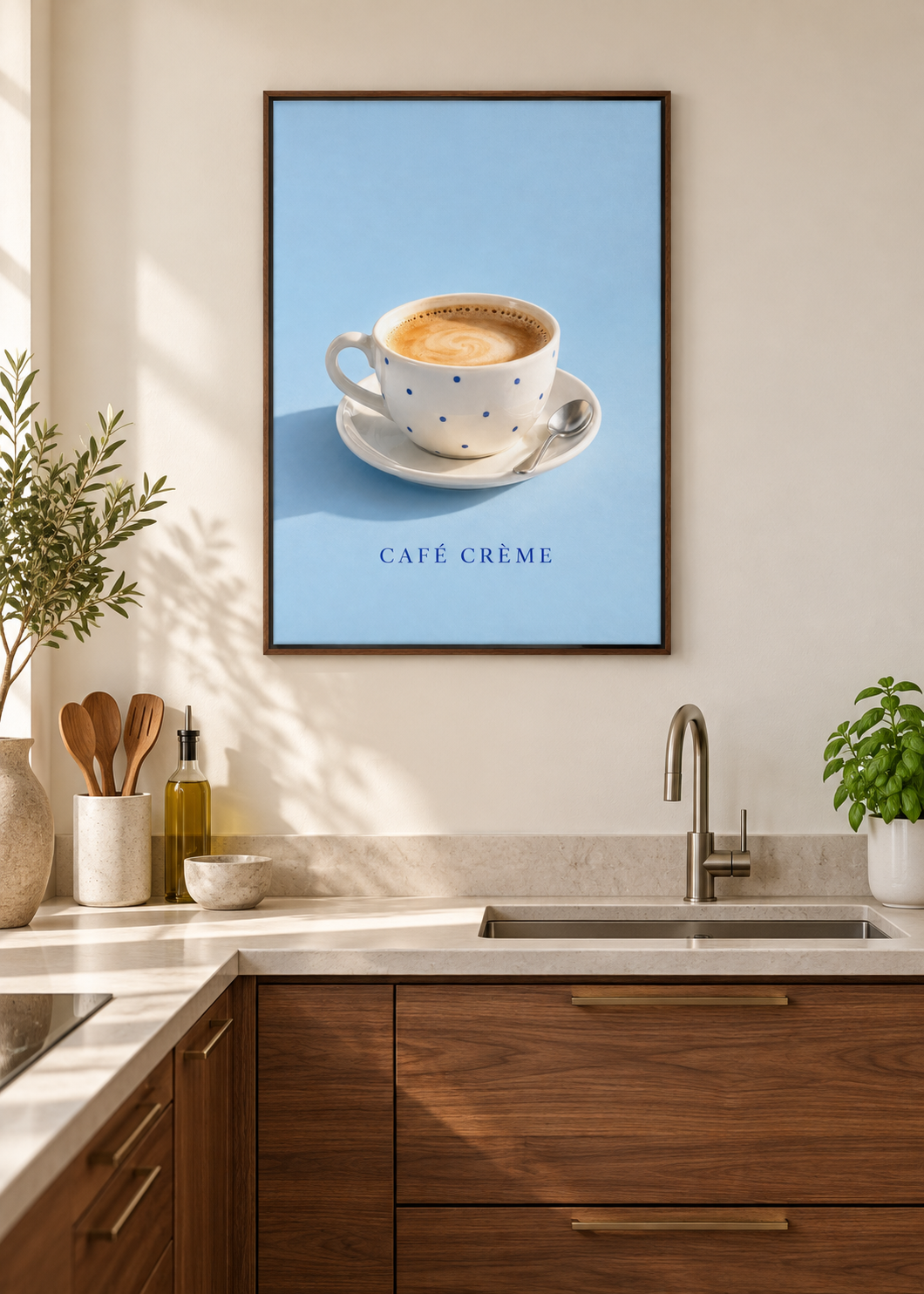 Café Crème – Leinwand mit braunem Schattenfugenrahmen in moderner Küche