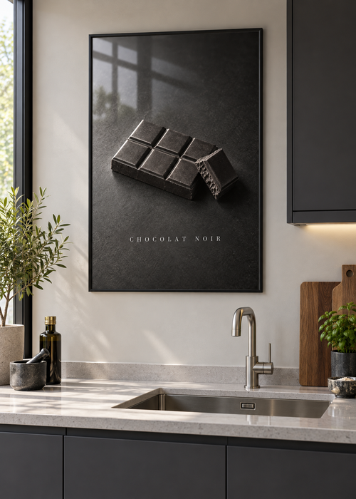Chocolat Noir – Poster mit schwarzem Rahmen und Glas in moderner Küche