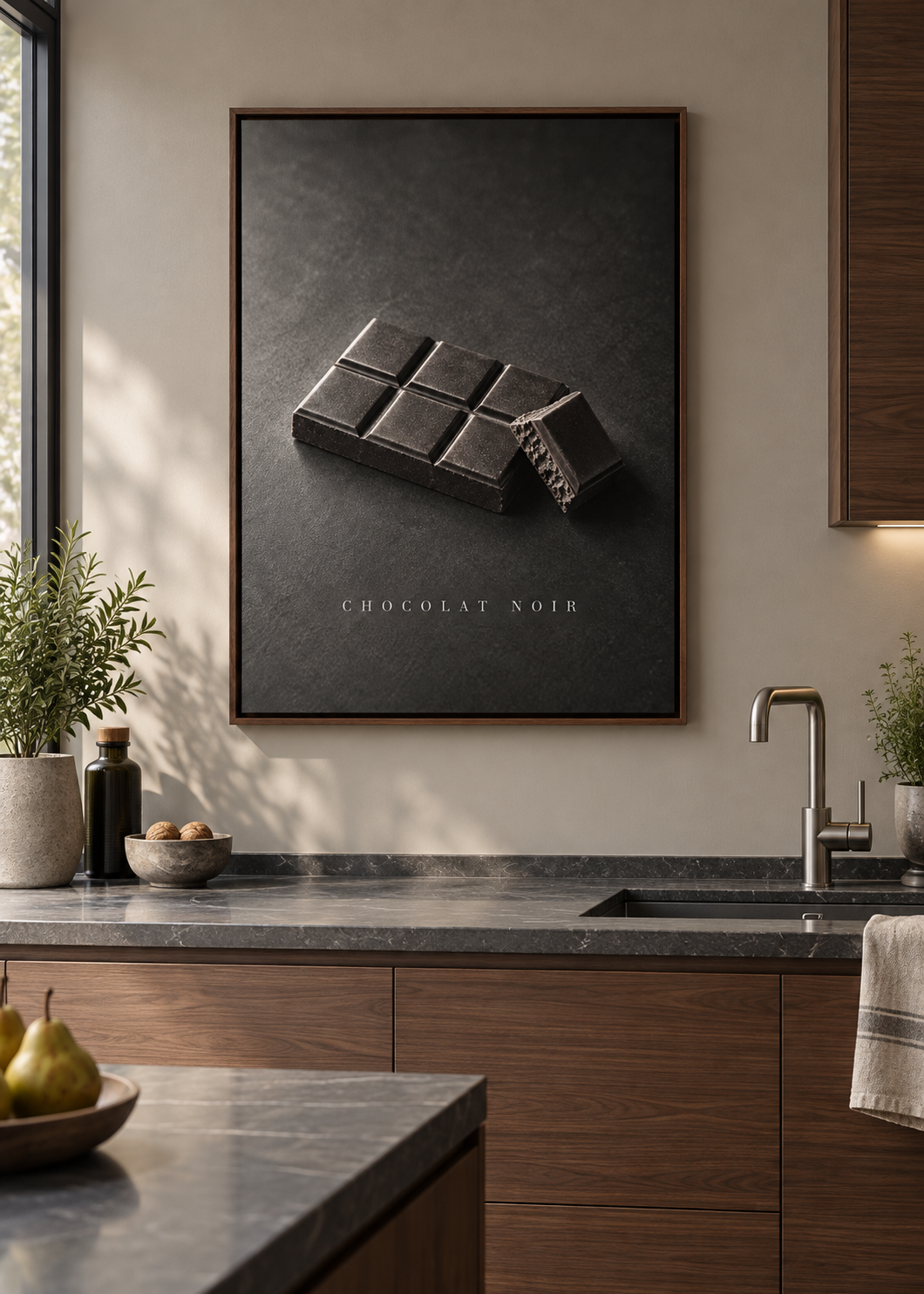 Chocolat Noir – Leinwand mit braunem Schattenfugenrahmen in moderner Küche