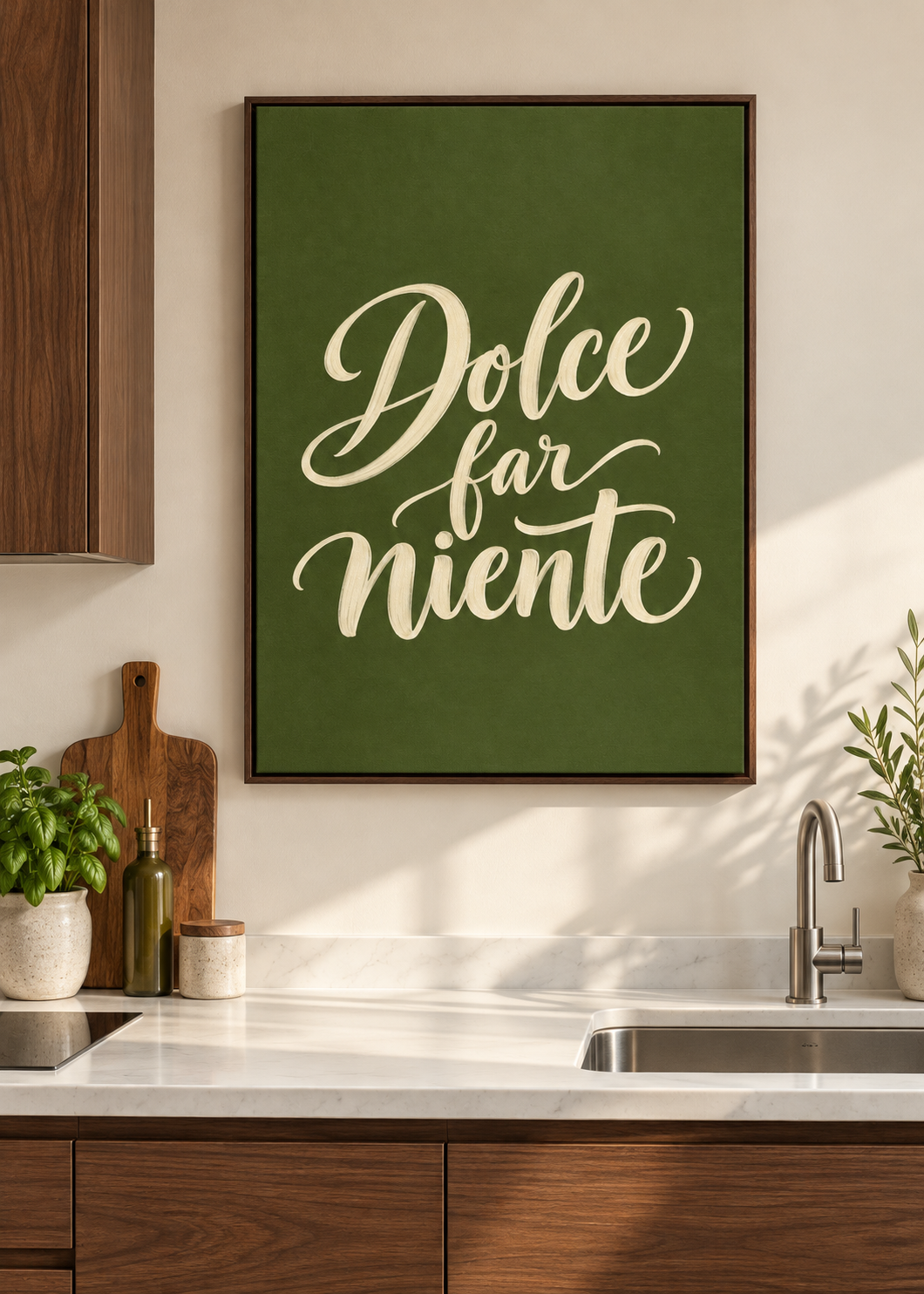 Dolce Far Niente – Leinwand mit braunem Schattenfugenrahmen in moderner Küche