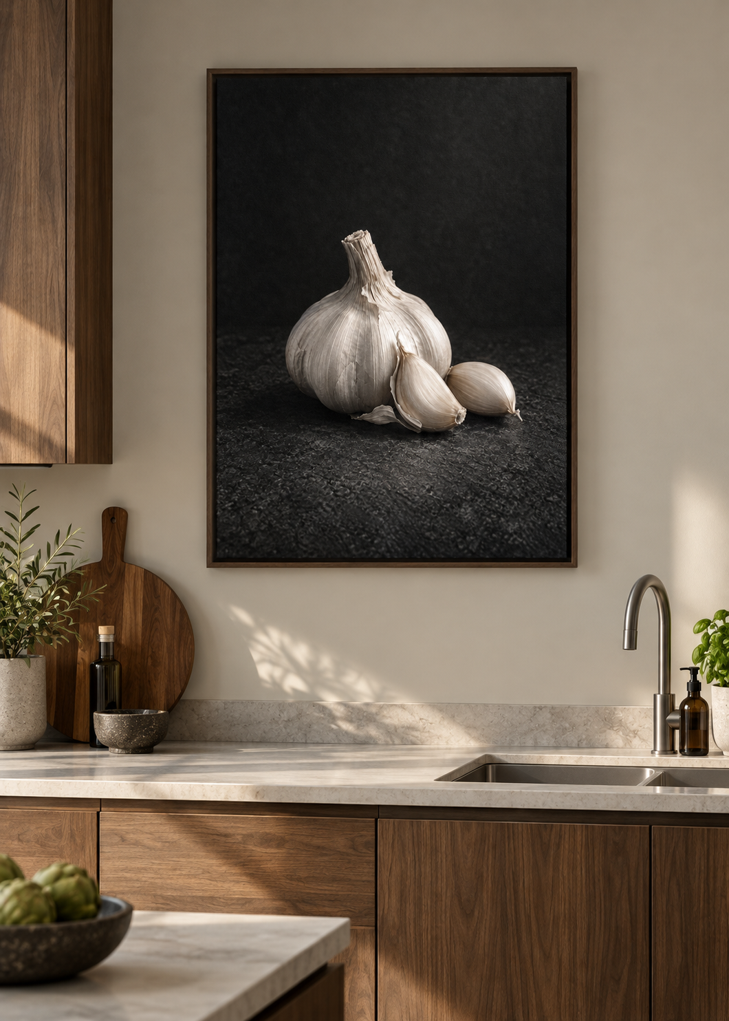 Knoblauch – Leinwand mit braunem Schattenfugenrahmen in moderner Küche