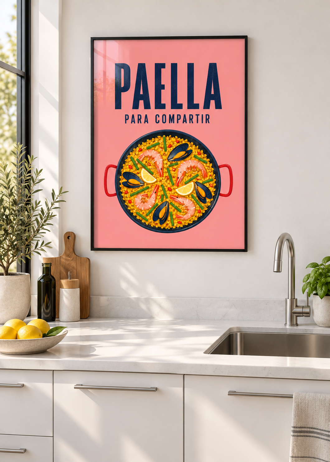 Paella para Compartir – Poster mit schwarzem Rahmen und Glas in moderner Küche
