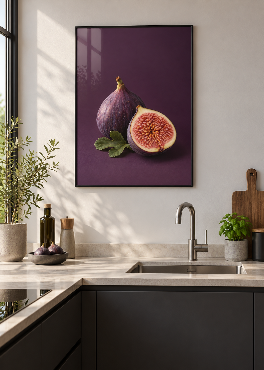 Purpurfeigen – Poster mit schwarzem Rahmen und Glas in moderner Küche