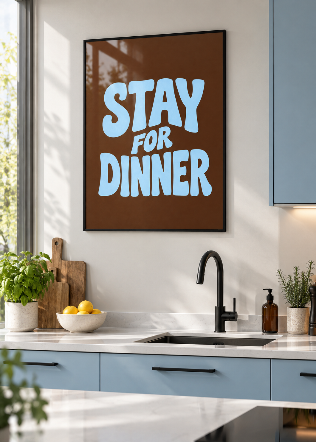 Stay for Dinner – Poster mit schwarzem Rahmen und Glas in moderner Küche