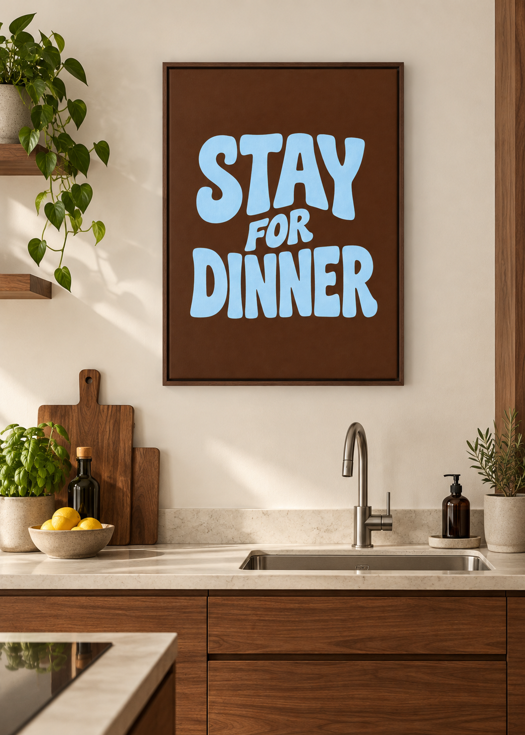 Stay for Dinner – Leinwand mit braunem Schattenfugenrahmen in moderner Küche